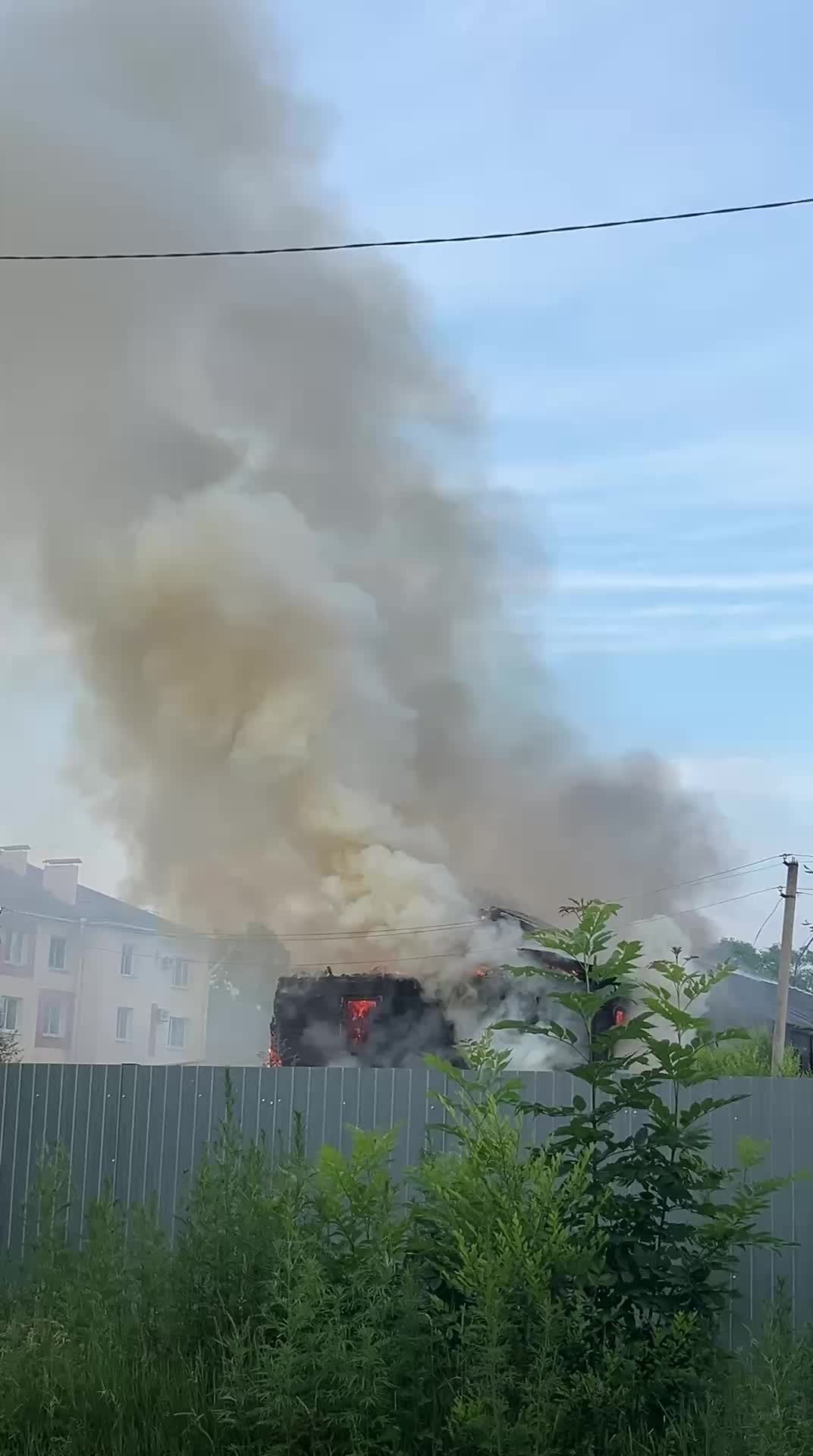 Пожар в двухэтажном доме в Биробиджане и поджог в Хабаровске: борьба с огнем продолжается