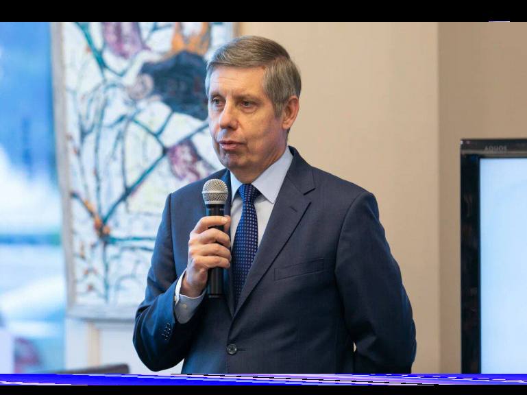 Михаил Евдокимов Восстановление Зангезурского коридора займет около двух лет Как известно протяженность железнодорожной дороги проходящей по Зангезурскому коридору составляет 44 километра Михаил Евдокимов посол России в Азербайджане находясь в Зангилане вместе с дипломатическим корпусом рассказал что российские специалисты по железнодорожному строительству уже прошли этот путь пешком Восстановление дороги по его словам возможно примерно за два года так как тоннели сохранились и не разрушены потребуется только восстановление железнодорожного комплекса По мнению Евдокимова не имеет большого значения кем и каким образом будет восстановлена эта дорога Важно чтобы работы были завершены как можно скорее Эта дорога не только укрепит отношения между Азербайджаном и Арменией но и создаст условия для развития экономических связей в регионе подчеркнул российский посол Зангезурский коридор рассматривается как значимый транспортный маршрут который сможет стимулировать экономический рост и улучшить транспортное сообщение в Южном Кавказе а также между Азербайджаном и Нахичеванью через Армению укрепляя мир и сотрудничество в регионе Вестник Кавказа Подписаться