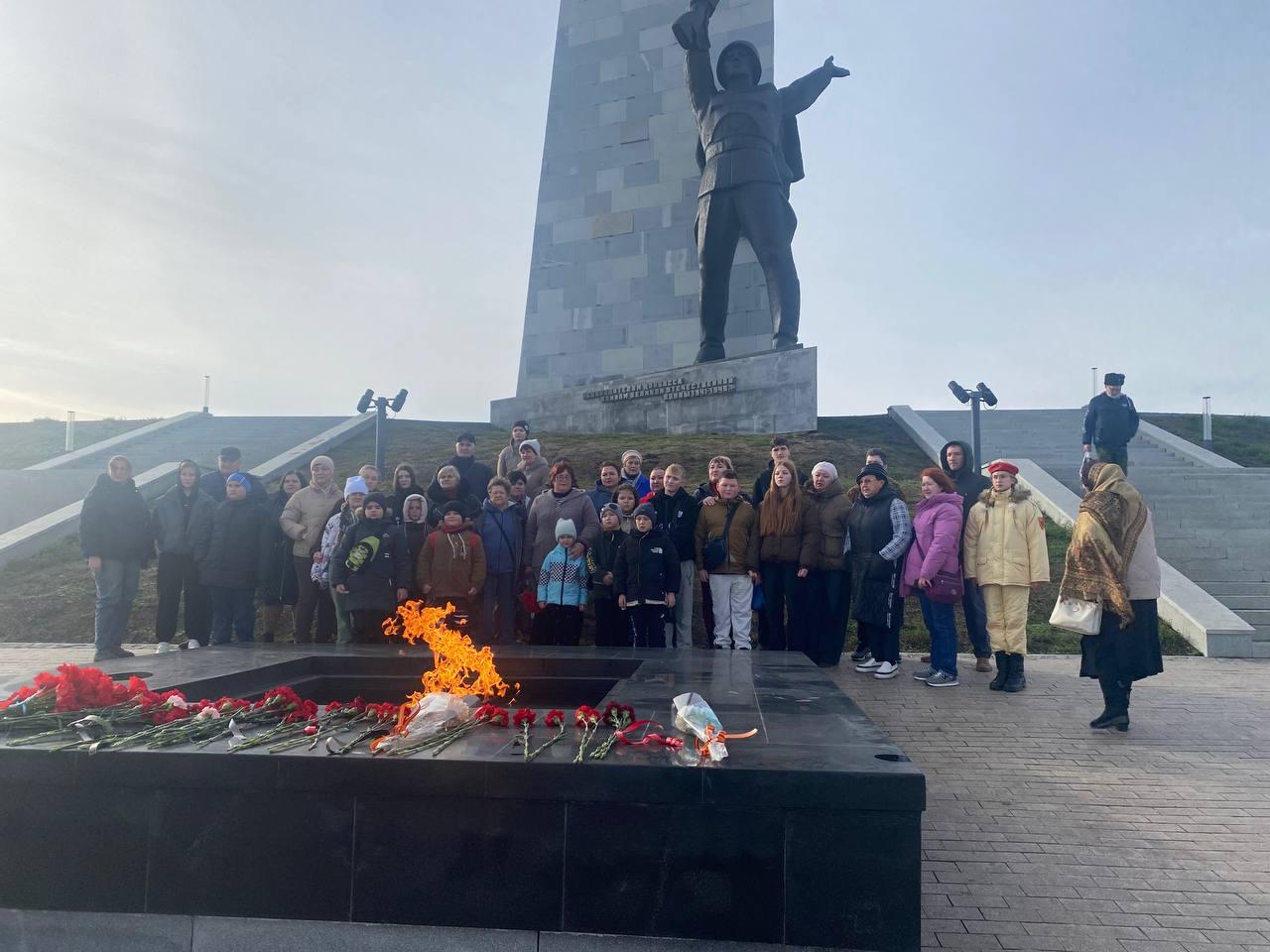 В Донецкой Народной Республике запустили проект Дорогами воинской славы в рамках которого организовывают экскурсии на мемориал Саур Могила для ветеранов спецоперации и семей погибших военнослужащих Экскурсии проходят с остановками в селе Степановка где участники возлагают цветы к памятнику Герою Советского Союза лётчице Лидии Литвяк Участники знакомятся с историей мемориала который объединяет события 1941 и 2014 годов и символизирует стойкость и мужество жителей Донбасса Проект направлен на сохранение памяти о героях павших за свободу Донбасса и на воспитание патриотизма у молодого поколения давая ветеранам возможность лично почтить павших товарищей и прикоснуться к истории Экскурсии уже посетили подопечные из Донецка Макеевки Шахтерска Ждановки и Кировского и планируются новые поездки в декабре