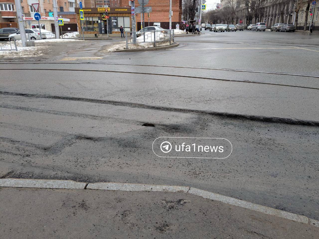 В Уфе еще один провал. В этот раз на перекрестке Ленина и бульвара Ибрагимова.   До этого здесь проводились ремонтные работы.