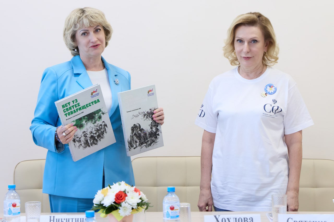 В рамках проекта «Социальный маршрут. Мобильный сенатор» парламентарии ознакомилась с работой социальных учреждений во Владимире Сенаторы также провели встречу с губернатором Владимирской области Александром Авдеевым. Законодатели посетили филиал Государственного фонда «Защитники Отечества», где пообщались с участниками СВО и членами их семей. «На данный момент участники СВО, уволенные с военной службы по различным основаниям, в том числе по состоянию здоровья, не всегда имеют возможности работать по полученной ранее специальности. Законодательство не предусматривает получение ветеранами СВО второго среднего профессионального образования бесплатно. Проработаем этот вопрос в ближайшее время. Важно, чтобы каждый из участников специальной военной операции при возвращении был гарантировано трудоустроен», — отметила заместитель Председателя СФ Инна Святенко. Заместитель председателя Комитета СФ по социальной политике Дарья Лантратова сообщила, что на встрече с бойцами во Владимире обсуждали необходимость пересмотра перечня мер поддержки для ветеранов боевых действий. Сенаторы посетили Спортивную школу олимпийского резерва по спортивной борьбе. Делегация также ознакомилась с работой инфекционного корпуса Областной клинической больницы. Сергей Горняков подчеркнул, что необходимо предпринять все усилия для скорейшей сдачи в эксплуатацию вспомогательного корпуса. Кроме того, парламентарии посетили квартиру сопровождаемого проживания, где ознакомились с практикой АРДИ «СВЕТ», направленной на поддержку детей-инвалидов, инвалидов и их семей. Сергей Карякин отметил, что коллектив АРДИ «Свет» беззаветно предан своему делу.