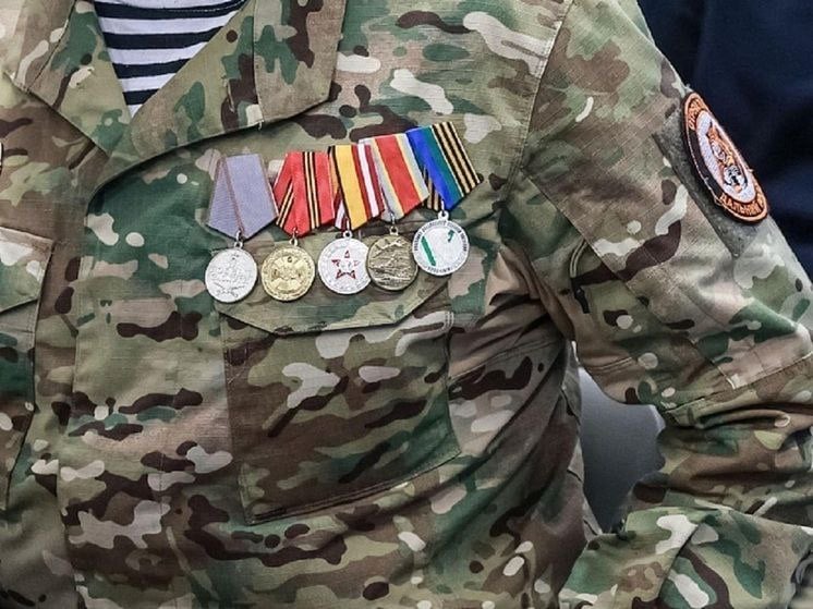 В Приморском крае стартует новый этап кадровой программы «Герои Приморья». 150 человек пройдут собеседование по методике Президентской академии, которую специально разработали для этой программы и уже опробовали на федеральном уровне. По итогам составят рейтинг, и участников с лучшими показателями зачислят в образовательную программу. Отметим, что программа «Герои Приморья» создана по поручению Президента России Владимира Путина как региональное продолжение проекта «Время героев». Её цель – помочь бойцам специальной военной операции вернуться к мирной жизни и найти своё место в гражданской сфере. Так, многие из участников СВО уже работают на крупных предприятиях Приморья.