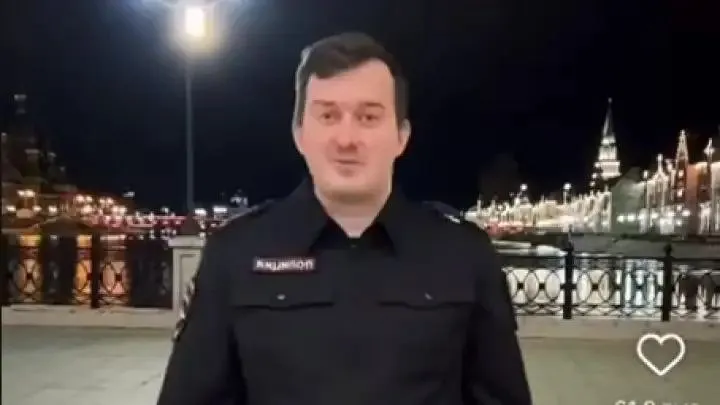 В республике Марий Эл в отношении экс полицейского Дмитрия Рыжова его бывшие коллеги проводят проверку за ролики с танцами в полицейской форме Могут ли его привлечь к ответственности Ридусу рассказал адвокат Денис Назаров   www ridus ru n 831900