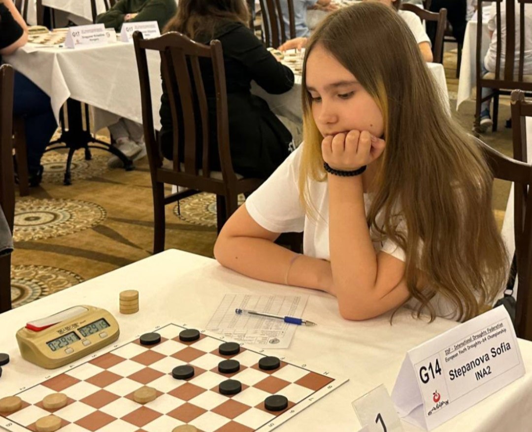 Юная ишимбайка победительница первенства мира по русским шашкам Воспитанница ишимбайской шашечной школы Софья Степанова завоевала золотую медаль на мировом первенстве по русским шашкам Соревнования проходили в турецком Манавгате среди девушек до 14 лет В турнире участвовали 16 спортсменок из разных стран Тренером чемпионки является Янис Сафин подготовивший победительницу международного уровня Фото Ишимбайская шашечная школа Подписывайтесь на utvugrb