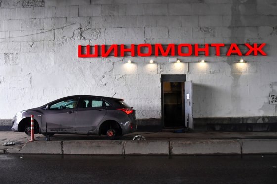 Когда менять резину на зимнюю в России в 2025 году закон и штрафы Начальник отдела технической поддержки клиентов АО Кордиант холдинг Кордиант Алексей Абрамейцев в беседе с РГ напомнил о четких законодательных требованиях касающихся сезонной замены шин С 1 декабря эксплуатация автомобиля на летних шинах запрещена Так исходя из Технического регламента Таможенного союза ЕАЭС О безопасности колесных транспортных средств в России запрещено использовать автомобиль без зимних шин в течение декабря января и февраля За нарушение этого требования предусмотрен штраф 500 рублей Прим ред При этом Техрегламент дает право региональным властям корректировать эти сроки в сторону увеличения если того требуют местные климатические условия Например в северных регионах период обязательной эксплуатации зимних шин может быть продлен Подробности в материале Российской Газеты Фото РИА Новости