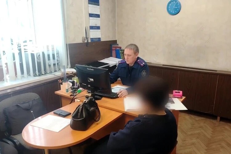 Может попасть за решетку на пять лет после гибели мальчика в колодце в Челябинской области задержали чиновницу В Нязепетровске девятилетний мальчик погиб провалившись в канализационный колодец по дороге из школы По подозрению в халатности задержали сотрудницу окружной администрации По версии следствия женщина не проследила за доверенной ей территорией и не поставила бесхозный люк на баланс муниципалитета В результате за колодцем никто не следил