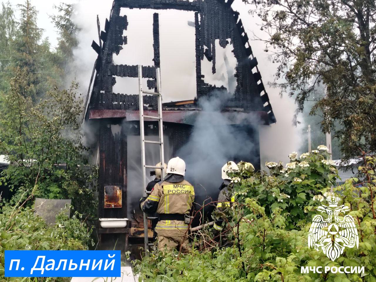 За #ДежурныеСутки огнеборцы МЧС России ликвидировали пожара. Пострадавших нет. п. Дальний, пожар в дачном доме в СНТ «Синеглазка» ликвидирован на 24 квадратах. Предварительная причина пожара – нарушение требований пожарной безопасности при эксплуатации отопительной печи. пгт. Седкыркещ, пожар в бане по улице Лазурная ликвидирован на площади 2 квадратных метра. Предварительная причина пожара – нарушение требований пожарной безопасности при эксплуатации отопительной печи. Главное управление МЧС России по Республике Коми напоминает: не храни дрова и уголь на предтопочном листе; не перекаливай печь; не используй печи, имеющие сквозные прогары и трещины; не оставляй без присмотра топящиеся печи, а также не поручай надзор за ними малолетним детям; установи пожарный извещатель - он предупредит об опасности. МЧС Республики Коми