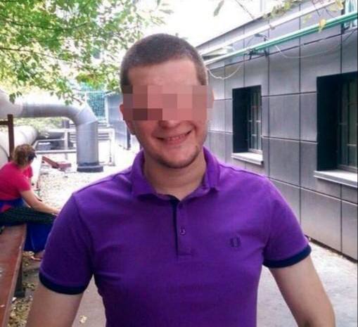 В Москве коллектор микрозаймов «выбивал» из клиентов долги и гасил ими свои микрозаймы. Так он украл несколько миллионов рублей. 36‑летний Антон устроился на работу коллектором ещё в 2021 году. Работал он там неофициально — мужчина попросил не оформлять его в штат из‑за большого количества долгов, кредитов и преследования приставов. На этом и сошлись. Мужчина должен был убеждать должников в необходимости заплатить долг, а также рассказывать им о способах погашения задолженности её можно было закрыть, перечислив деньги по QR‑коду, банковской картой на сайте или наличными в кассе . Всё шло хорошо до начала 2025 года — с этого момента задолженности перед МФО стали расти, а должники, которых вёл Антон, не вносили средства по договорам. В конце мая Антон резко перестал ходить на работу, сославшись на проблемы в семье. Его делами занялся другой специалист и выяснил очень интересную информацию. Оказалось, что Антон рассказал должникам о ещё одном, «более удобном», способе погасить долги перед организацией — перевести деньги на личную карточку Антона. Как оказалось, многие должники выбрали этот способ погашения долга. На данный момент компании известно о трёх миллионах рублей, переведённых таким образом на карту Антона. Однако есть вероятность, что итоговая сумма будет намного больше. По предварительным данным, часть денег ушла на погашение парнем своих микрозаймов. Сейчас предприимчивого коллектора разыскивает полиция. Картотека Все по полочкам