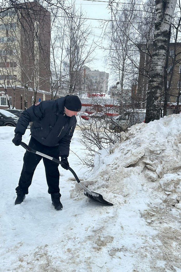 Ветераны СВО вышли на «субботник» по уборке снега в Сыктывкаре  Ветераны СВО в Коми запустили акцию «Мы вместе», призывая жителей убирать снег возле своих домов и рабочих мест. Они объясняют, что коммунальные службы не всегда справляются, а сами ветераны хотят помочь землякам и подать пример. Первая уборка прошла возле их офиса на улице Первомайской, 78, где также находятся организации, занимающиеся гуманитарной помощью. К акции присоединились и другие арендаторы здания. Ветераны планируют проводить такие субботники еженедельно. Следующая уборка запланирована возле военкомата и пункта отбора на контрактную службу на улице Катаева.