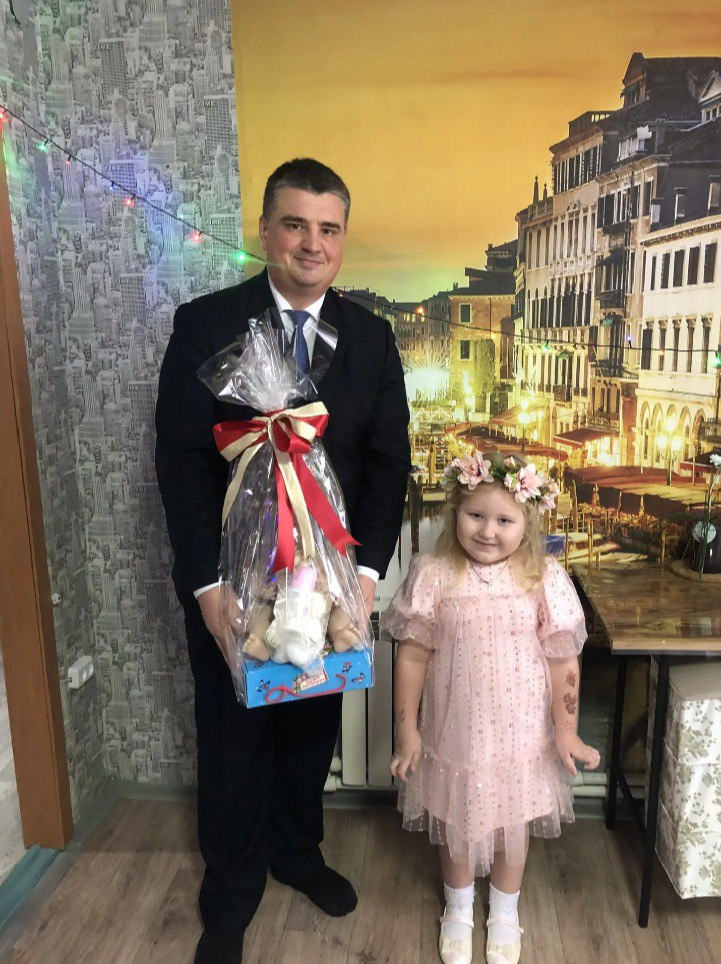 Комитет по делам молодежи администрации города Барнаула принял участие во Всероссийской акции Ёлка желаний Председатель комитета Александр Леонидович Штебнер исполнил новогоднее желание 4 летней Маши которая мечтала о кукле Александр Леонидович поздравил семью с наступающим Новым годом и вручил девочке заветный подарок а Маша рассказала о своих увлечениях она занимается танцами аппликацией и очень любит петь Рады вместе творить добро ЁлкаЖеланий2025 ДвижениеПервых22 ДвижениеПервых