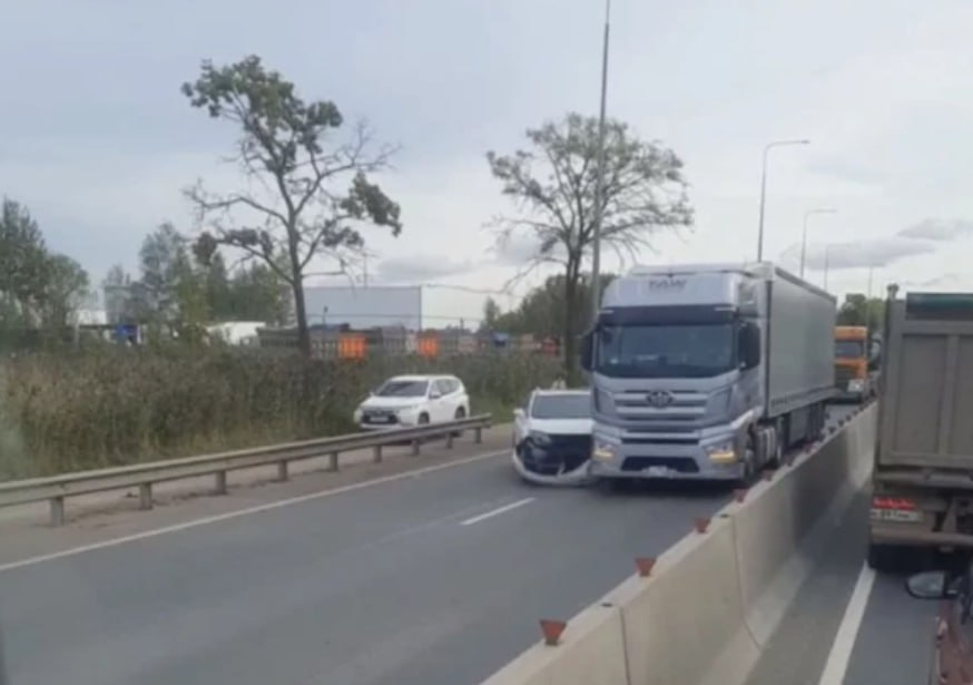 Въезд в Петербург перекрыт из за нескольких ДТП Движение на Московском шоссе в сторону города оказалось заблокировано из за двух ДТП В обоих авариях участвовали большегрузы Пробки в обе стороны на участке трассы превысили 10 км Фото Megapolisonline tg Читать РБК Петербург