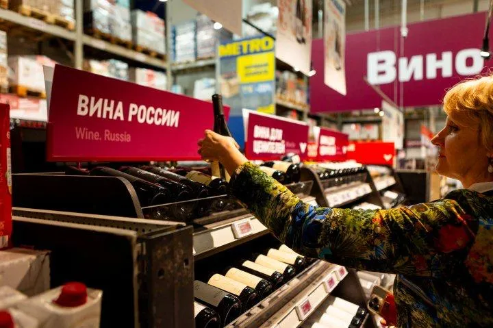 Минпромторг раскрыл что первыми товарами на российской полке станут косметика бытовая химия и парфюмерия Закон который готовится к внесению в правительство должен повысить конкурентоспособность отечественной продукции Срок его введения перенесли с 1 марта на год чтобы дать ретейлерам и маркетплейсам время адаптироваться Магазины обяжут организовать отдельную полку для национальных непродовольственных товаров а самым активным площадкам присвоят знак Флагман российской торговли