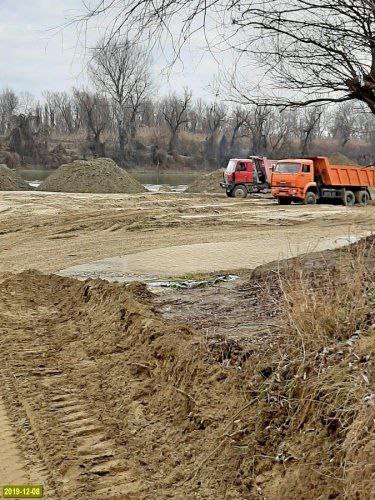 За кражу миллиона тонн песка из русла Кубани задержан директор федерального учреждения, отвечающего за мелиорацию Как сообщает kuban.bfm.ru, фигурант организовал схему фальсификации разрешений на дноуглубительные работы в русле реки Кубани. Он координировал заключение фиктивных договоров и распределял преступные доходы среди сотрудников учреждения. Преступная группа незаконно добыла и позитила свыше 1 млн кубометров песка на сумму более 500 млн руб. без соответствующих лицензий. Расследование продолжается. Ранее были задержаны предполагаемые сообщники чиновника. В январе на Кубани также задержали замдиректора госучреждения за аналогичные хищения 105 тысяч тонн ископаемых оценочной стоимостью более 20 млн рублей. Фото для иллюстрации — ewnc.org. 1