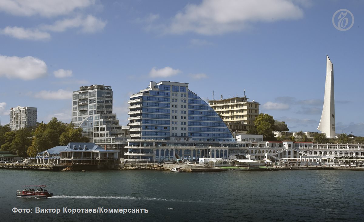 Севастополь стал лидером среди крупных городов России по росту цен на долгосрочную аренду жилья За год средняя ставка для однокомнатных квартир увеличилась на 20 опередив средний по рынку показатель в десять раз Схожий тренд наблюдается и в сегменте купли продажи жилья За лето и осень количество сделок с готовым жильем в Крыму по оценкам участников рынка выросло на 38 с новостройками в несколько раз Приток покупателей также способствовал росту цен Это связано с появлением дополнительного спроса покупатели и арендаторы мигрируют в Крым в том числе из соседнего Краснодарского края Аналитики прогнозируют что опережающий рост рынка недвижимости Крыма сохранится Ъузнал