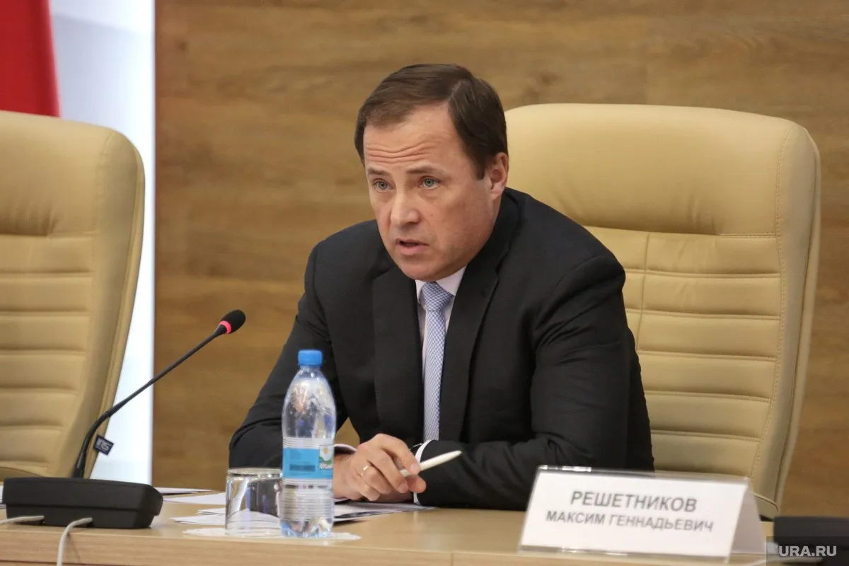 Игорь Комаров провел прием граждан из четырех регионов ПФО Вчера в формате видеоконференции по поручению Главы государства личный прием граждан провел полномочный представитель Президента России Игорь Комаров Были рассмотрены обращения жителей четырех регионов в том числе Пермского края В мероприятии приняли участие главы регионов главные федеральные инспекторы а также представители органов исполнительной власти курирующие социально экономические вопросы Одна Пермячка обратилась к полпреду с просьбой построить дополнительный учебный корпус лицея 3 в Перми где более 1700 школьников учатся в две смены Дмитрий Махонин доложил что строительство нового 4 этажного здания на 1050 мест ведется с февраля 2025 года в рамках федерального проекта Все лучшее детям нацпроекта Молодежь и дети В корпусе разместят два спортзала актовый зал библиотеку коворкинг медпункт и столовую Завершить строительство планируют в первом квартале 2027 года а открыть корпус в мае 2027 года Игорь Комаров поручил губернатору лично контролировать ход работ и доложить об открытии в срок   Подписаться   Дать буст Мы в MAX