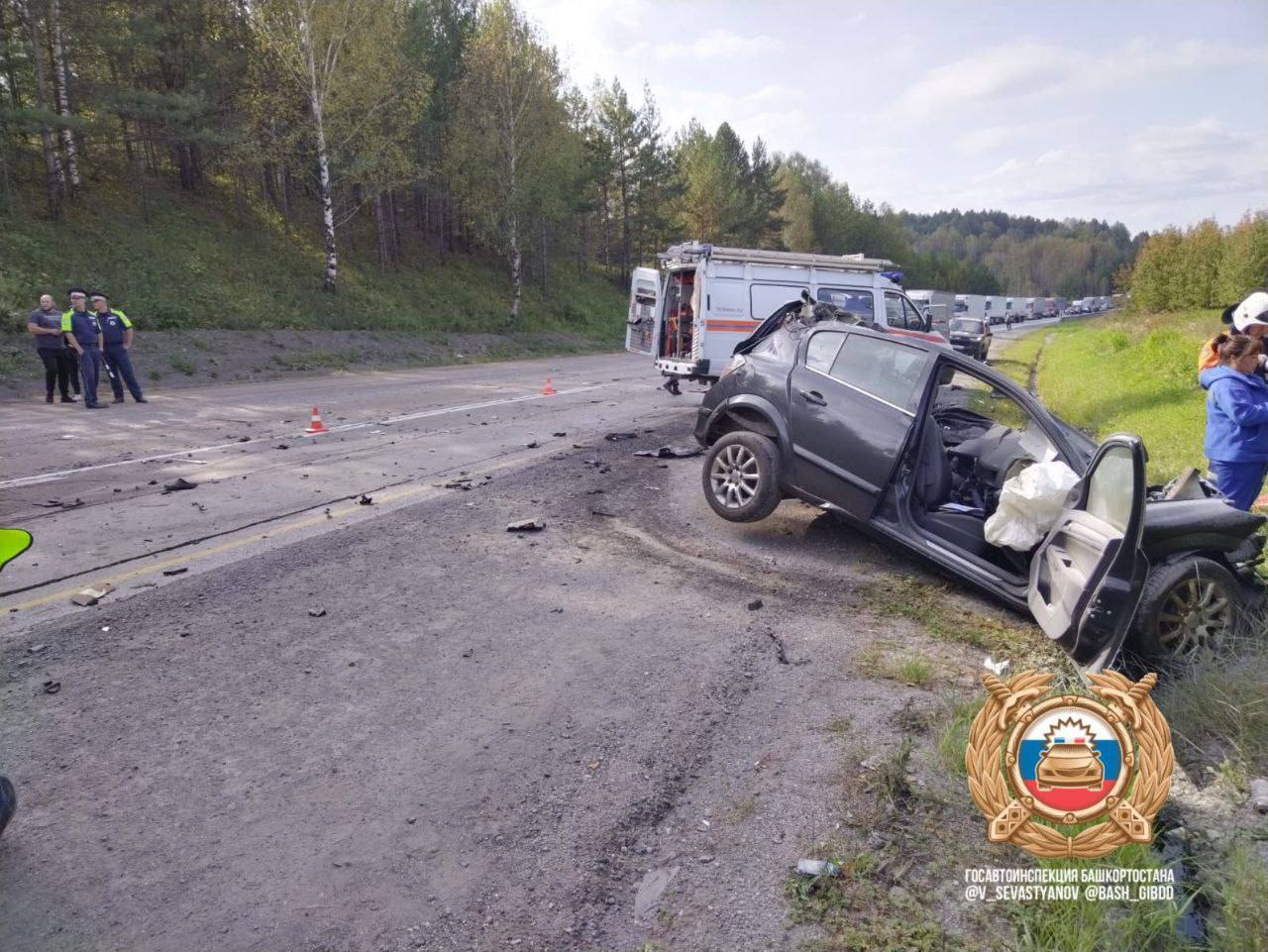 На М5 Урал водитель Опель вылетел на встречку и въехал на полной скорости в фуру: момент ДТП попал на видео    Сотрудники Госавтоинспекции Салаватского района выясняют обстоятельства ДТП с погибшим.    Авария произошла сегодня днем на 1618 км автодороги М5 «Урал». По предварительным данным, 57-летний водитель за рулем «Опель Астра» выехал на полосу встречного движения и совершил лобовое столкновение со встречной фурой «Ситрак».    В результате ДТП водитель «Опель», 57-летний мужчина, скончался до приезда скорой медицинской помощи.  На месте происшествия работают сотрудники Госавтоинспекции и другие экстренные службы. Организованно реверсивное движение. Подробности ДТП уточняются.