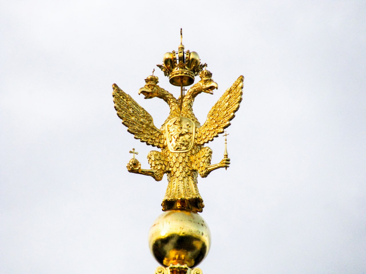 Россияне накопили золота столько же сколько в резервах Испании и Австрии Россияне скупают золото в объемах сопоставимых с резервами Испании и Австрии следует из исследования компании Al Banyan Tree Research По ее данным в 2025 году частные покупки слитков монет и ювелирных изделий достигнут 62 2 тонны а общий объем приобретенного россиянами золота с начала 2022 года превысит 280 тонн передал Bloomberg Рост интереса к золоту связан с тем что после санкций и валютных ограничений население утратило привычные способы сбережений в долларах и евро и ищет новые способы защиты накоплений Сейчас золото приобретают не только частные лица но и российские банки на балансе которых по оценке Al Banyan Tree в августе 2025 года находилось около 57 6 тонны По словам аналитика BCS Global Markets Дмитрия Казакова даже если санкции будут сняты доверие к доллару и евро не восстановится и россияне вряд ли откажутся от золота как защитного актива Читайте подробнее на сайте fm invest