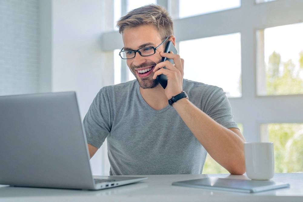 TelecomDaily доля успешных мобильных звонков в Москве оказалась выше 99 7 По итогам интегральной оценки качества голосовой связи МТС занял первое место с результатом 14 баллов Второе место у Билайна с 13 баллами МегаФон набрал 8 баллов и занял третье место а T2 оказалось всего 5 баллов По каждому показателю операторы получали от 4 баллов за первое место до 1 балла за четвёртое Доступность связи или доля успешных соединений в среднем составила 99 73 Лучший результат показал МТС с 99 93 У Билайна 99 92 у МегаФона 99 84 а у T2 99 21 Непрерывность связи рассчитанная на основе доли обрывов в среднем по Москве достигла 99 2 Лидером стал Билайн с показателем 99 61 У МТС 99 29 у T2 99 2 у МегаФона 98 72 Средняя скорость дозвона в столичных сетях составила 2 56 секунды Быстрее всего соединение устанавливается у Билайна 1 79 секунды У МТС 2 49 секунды у МегаФона 2 81 секунды у T2 3 14 секунды Качество речи оценивалось по показателю MOS по пятибалльной шкале Средний MOS в московских сетях составил 4 48 балла Максимальное значение у МТС достигло 4 54 балла У МегаФона этот показатель равен 4 52 у Билайна 4 49 и T2 4 36   www iphones ru 1350619 новости iphonesru