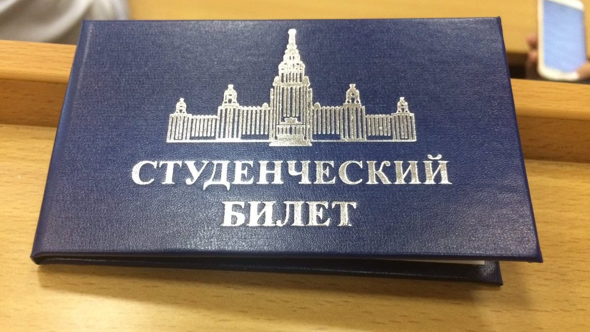 Современный российский студент это уже не вечно голодный романтик а начинающий финансовый стратег который балансирует между скромными доходами и взрослыми амбициями Лишь 11 российских студентов сидят на шее у родителей остальные 89 обеспечивают себя самостоятельно и не рассматривают родителей как основной источник дохода Как показало исследование ЮMoney с результатами которого ознакомилась Газета Ru для большинства 34 фундаментом бюджета стала полноценная работа еще 11 совмещают учебу с подработкой а 9 зарабатывают на фрилансе Львиная доля бюджета 68 уходит на еду почти половина опрошенных 45 тратит существенные суммы на аренду жилья и ЖКХ а 41 на транспорт