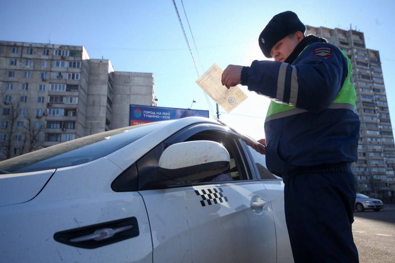 Запрет на автомобили без «карты спасения» В России могут ездить на машинах без схемы разрезания при ДТП. Об этом заявил представитель департамента образовательной и научно-технической деятельности МЧС России Антон Доротюк: «Мы намерены обсудить с Минпромторгом возможность ограничений в выдаче ОТТС на транспортные средства, если на них не представлены «карты спасения». Он отметил, что «карта спасения» позволяет спасателям на месте ДТП или другого происшествия с автомобилем понимать, где надо резать кузов машины для эвакуации пострадавших, какой у нее тип двигателя, где расположена батарея на электрокаре или гибриде, и предоставляет им другую необходимую информацию. Подпишитесь на «Абзац» Добавьте «Абзац» в ленту «Дзена»