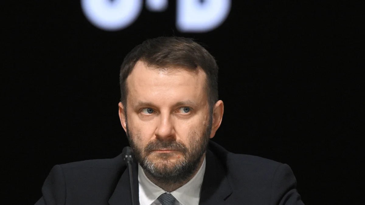 Минниханов попросил Орешкина год не штрафовать бизнес при переходе на новую налоговую систему Раис Татарстана выступил с таким предложением когда замруководителя администрации президента РФ прибывал с визитом в республику 6 октября С 1 января 2026 года в России ставка НДС вырастет с 20 до 22 Для малого бизнеса на упрощенной системе налогообложения порог для уплаты НДС снизится с 60 млн до 10 млн рублей в год Изменения затронут 16 1 тыс татарстанских предпринимателей которые работают по упрощенной системе налогообложения Фото Коммерсантъ Евгений Разумный kommersantkazan