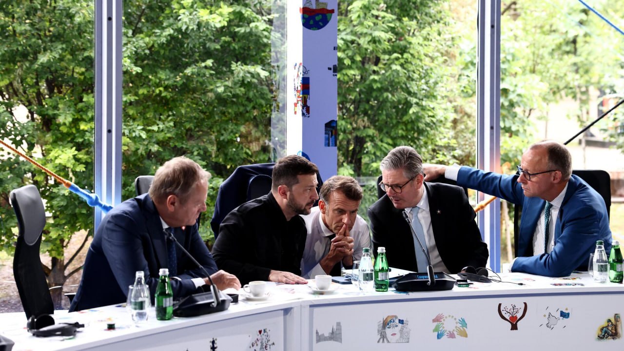 Украина и союзные ей европейские лидеры обеспокоены тем, что Трамп предал их во время разговора с Путиным, передает Sky News. Санкции США теперь выглядят менее вероятными, чем когда-либо, пишет The Times. "Вместо того чтобы наказывать Россию "зубодробительными" санкциями, на которые надеялись некоторые, он назвал звонок "превосходным" и заявил, что у России есть "огромная возможность" вести бизнес с США, если война закончится", - сообщает издание.