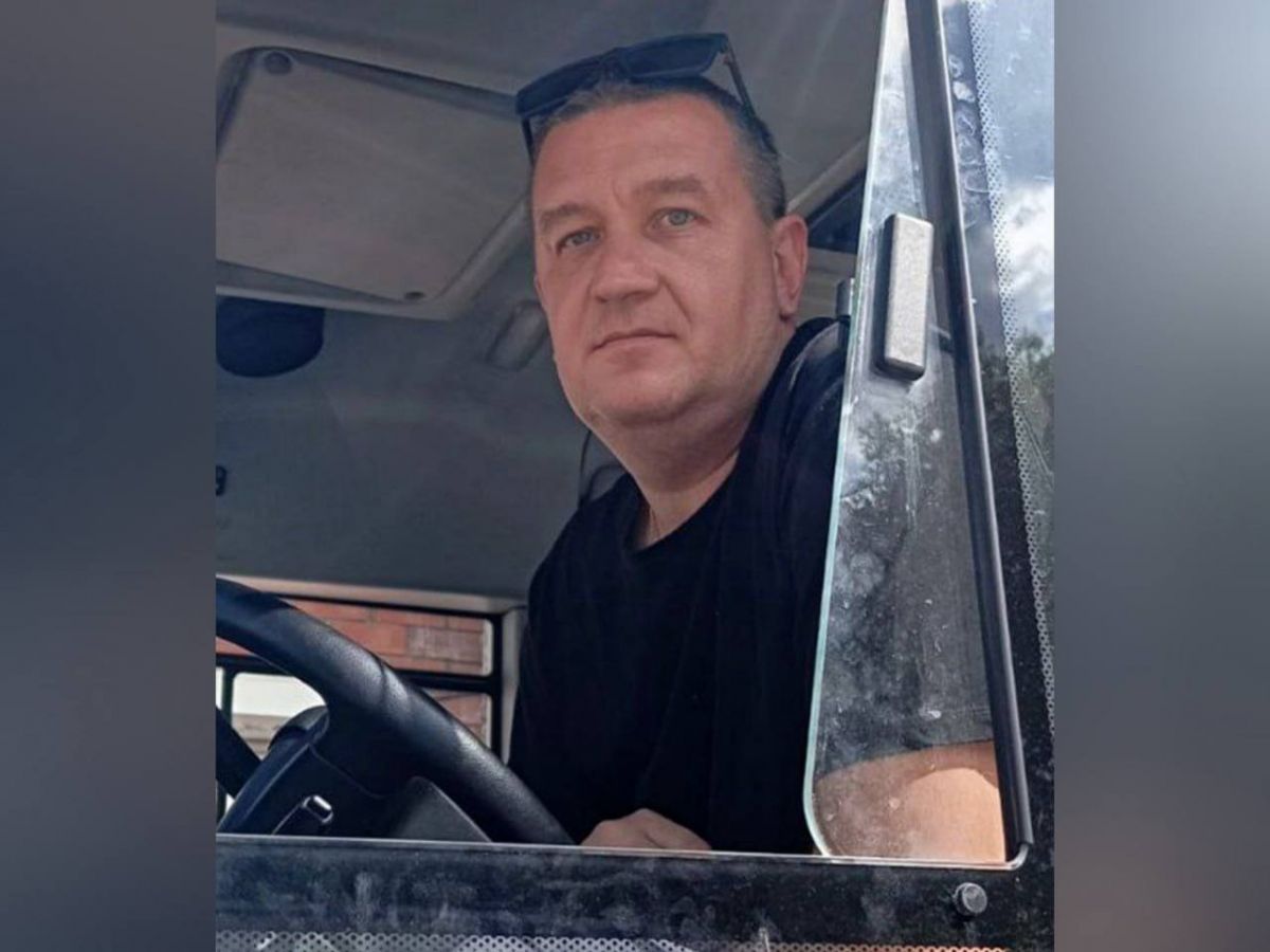 Водитель автобуса помог семье найти потерявшегося ребенка Сотрудники полиции и волонтеры смогли в течение часа найти и вернуть мальчика родителям. В поисковом отряде выразили благодарность Сергею за его оперативные действия и напомнили воронежцам о том, что лишь один звонок может спасти чью-то жизнь. ↗ Прислать новость Подписаться