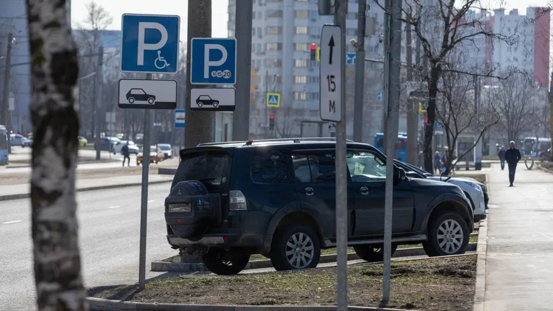 Оплатить стоянку и не получить штраф что меняется для водителей С 28 апреля 2026 года в Московской области вступают в силу обновленные нормы Кодекса об административных правонарушениях касающиеся правил платной парковки Штрафы для должностных лиц ИП выросли до 5 тыс а для юридических лиц до 15 тыс Для обычных граждан размер взыскания остался прежним и составляет 2 5 тыс Оплатить парковку можно несколькими способами СМС на номер 7757 или приложение Парковки России которое позволяет закрыть сессию до конца текущих суток При этом сохраняется широкий перечень льготников многодетные семьи владельцы электромобилей и мотоциклов а также резиденты в ночное время могут парковаться бесплатно при наличии разрешения оформленного через Госуслуги Традиционно право на бесплатную стоянку имеют и люди с инвалидностью