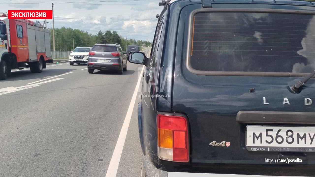 В Пустошке на улице Заречной произошло ДТП с участием автомобиля "Нива" и скутера. 31-летний водитель скутера при попытке обгона не учел встречный транспорт и столкнулся с обгоняемой "Нивой". Водитель скутера с травмами госпитализирован. По предварительным данным, он мог находиться в состоянии алкогольного опьянения. На месте работают сотрудники ГАИ, скорая помощь и пожарные. Обстоятельства происшествия выясняются.