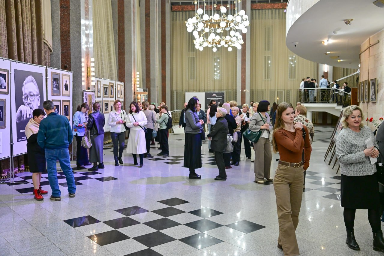 В Йошкар Оле успешно завершился ХХII Международный театральный фестиваль Мост дружбы Ежегодный масштабный форум на который всегда с большим желанием приезжают коллективы русских театров из национальных республик вновь стал местом притяжения любителей театрального искусства С 19 по 30 ноября Академический русский театр драмы им Г В Константинова жил практически в режиме нон стоп не переставая ни на секунду встречать и провожать участников гостей фестиваля собирать и разбирать декорации приводить в порядок гримерки выполнять массу другой невидимой зрительскому глазу но такой необходимой работы Быть радушными и гостеприимными хозяевами не только приятно но и очень ответственно За 12 дней театрального марафона йошкаролинцы смогли посмотреть 12 спектаклей отобранных предварительно организаторами для участия в основной программе и две работы московских театров Журналист Марийской правды Марина Оленева вошла в состав экспертного совета фестиваля О ее впечатлениях в нашем материале