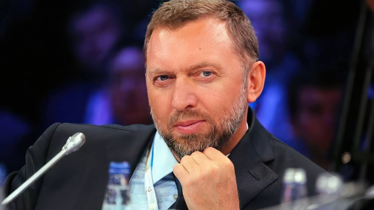 Олег Дерипаска выходит на рынок с новым алкогольным брендом на фоне трудностей «Русала» Основатель компании «Русал» Олег Дерипаска предпринимает попытку развить новый проект в алкогольной индустрии. Его предприятие «Байкал аква» в начале июля подало жалобу в Палату по патентным спорам, оспаривая право на товарный знак Legend of Baikal для водки, медовухи, настоек и сидра, согласно информации Роспатента. Ранее, в 2021 году, «Байкал аква» уже пыталась зарегистрировать данный бренд для алкогольной продукции, но получила отказ. Между тем, в 2024 году иркутская компания «Байкал» успешно оформила права на Legend of Baikal. Эта фирма владеет более сотней алкогольных товарных знаков и лицензирует бренды таким производителям, как «Московская алкогольная компания». Среди популярных продуктов на онлайн-площадках — водка «Байкал», «Нерпа» и другие напитки.