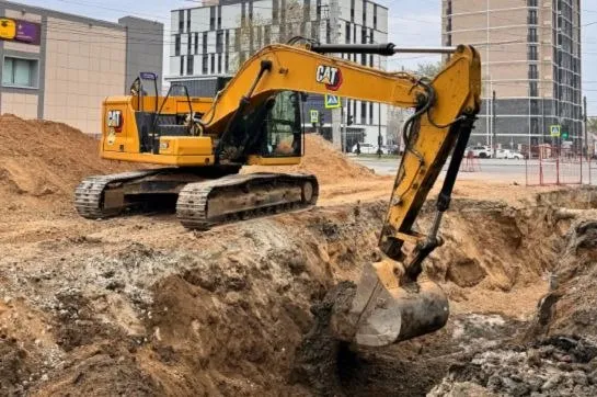 В Благовещенске продолжается ремонт подземных коммуникаций на нескольких магистралях Помимо работ на Красноармейской которые уже подходят к завершению сети модернизируют на Октябрьской и Загородной Так ремонт на Октябрьской идет на участке от Калинина до Богдана Хмельницкого Как сообщили в мэрии рабочие монтируют водопроводные сети К концу недели они планируют параллельно выйти на перекресток улиц Калинина и Богдана Хмельницкого и приступить к обустройству теплосетей В целом же подземные коммуникации на Октябрьской обновят на участке от Калинина до 50 лет Октября На улице Загородной сети меняют от Горького до Красноармейской Рабочие уже частично уложили новые трубы водоснабжения послойно уплотнили их и смонтировали смотровые колодцы Сейчас продолжаются работы по разработке грунта монтажу труб водоснабжения гидроизоляция колодцев и послойному уплотнению грунта Параллельно к обустройству новых сетей приступили на перекрестке Красноармейская Загородная В этом году здесь проложат новые сети водоснабжения водоотведения и теплоснабжения на участке от Горького до путепровода Работы на всем протяжении Загородной должны завершиться не позднее 30 сентября но подрядчик планирует уложиться досрочно Напомним в этом году на Загородной от Горького до путепровода и на Октябрьской от Калинина до 50 лет Октября также обновят дорожное полотно по президентскому нацпроекту Инфраструктура для жизни Модернизация подземных коммуникаций один из ключевых этапов дорожной кампании этого года Регулярно выезжаем на каждый объект контролируем как идут работы Все они выполняются в графике синхронно на всех участках что позволит нам без задержек перейти к последнему этапу обновлению дорожного полотна отметил заместитель мэра Благовещенска по вопросам строительства Александр Воронов