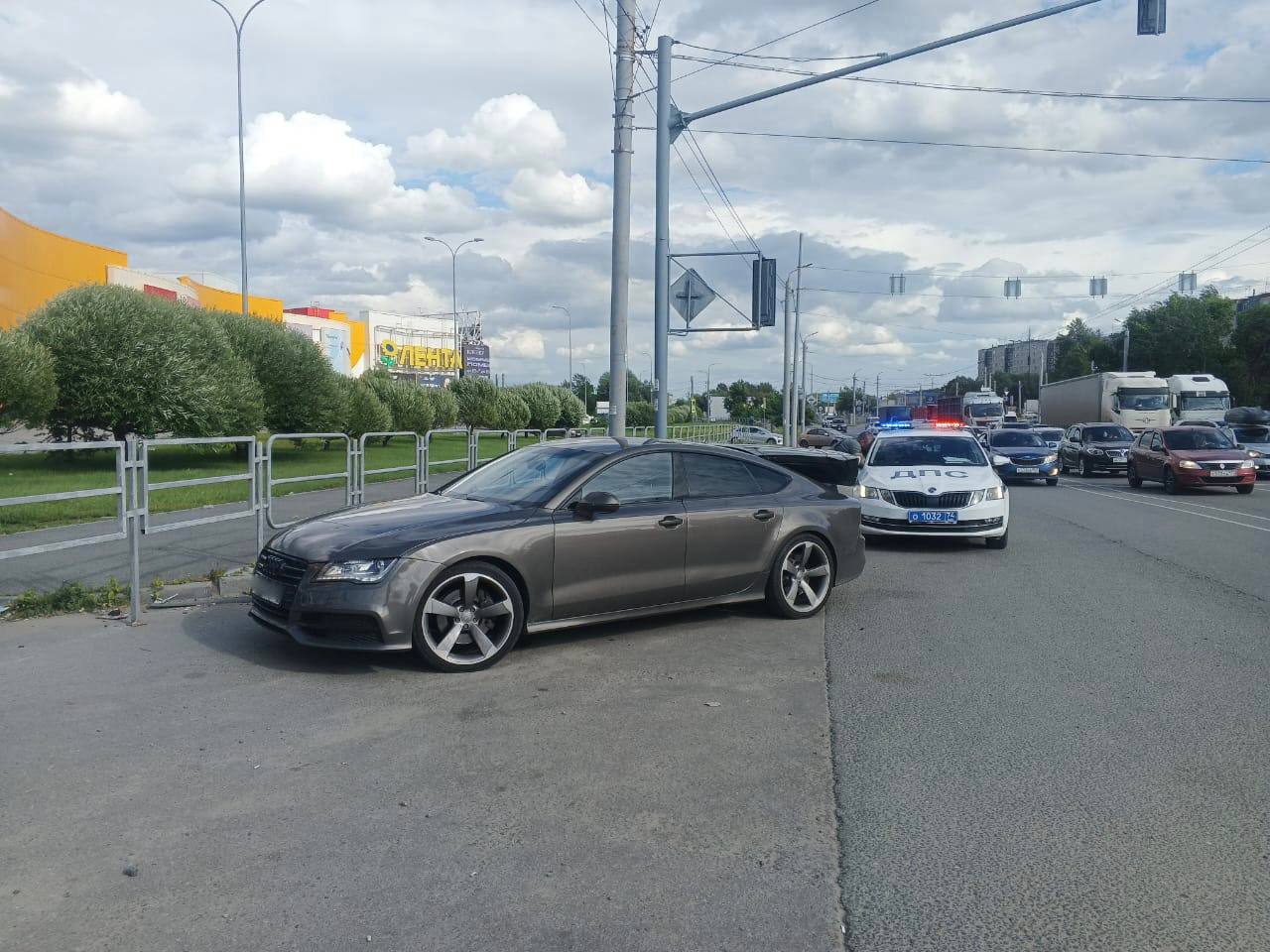 Сотрудники Госавтоинспекции остановили водителя автомобиля с поддельными регистрационными знаками. Во время патрулирования вблизи дома 64 по Копейскому шоссе, инспекторы ДПС остановили автомобиль Ауди А7, за управлением которого находился мужчина, 1992 года рождения. После проверки документов выяснилось, что на автомобиле установлены подложные государственные регистрационные знаки, автомобиль снят с регистрационного учета, а также установлены стекла, светопропускаемость которых не соответствует требованиям технического регламента о безопасности колесных транспортных средств. На мужчину были составлены административные материалы по ч.2 ст.12.37 КоАП РФ, по ч.3.1 ст.12.5 КоАП РФ, по ч.4 ст.12.2 КоАП РФ. Использование подложных государственных знаков является серьезным нарушением закона и влечет за собой следующие последствия: - Штраф от 2500 рублей и лишение водительского удостоверения сроком от шести месяцев до одного года; - Конфискация транспортного средства. #ГосавтоинспекциягородаЧелябинска #полиция74 #полицияЮжногоУрала