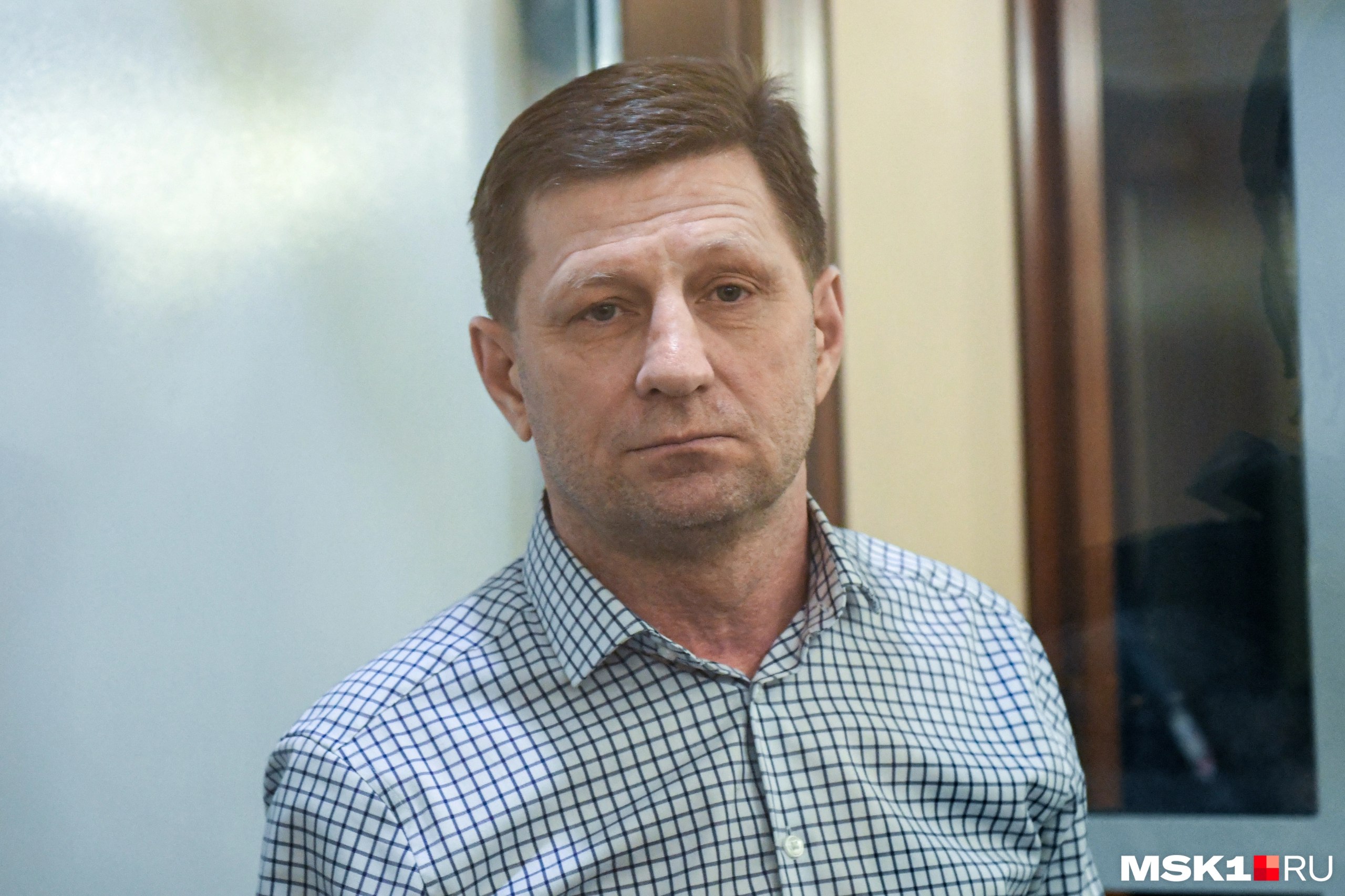 Квартира бывшего губернатора Хабаровского края Сергея Фургала осужденного за организацию убийств оказалась никому не интересна На онлайн аукционе за недвижимость на улице Басаргина 32 в районе Патрокла подано ноль заявок Соответствующий лот появился в Сети октября Шаг аукциона составлял 202 тысячи рубл ей а продлился прием заявок до 29 октября Сам дом стоит на Леопардовой набережной В нем всего 4 этажа и 16 квартир большой площади Средняя стоимость аренды такой квартиры в октябре 110 тысяч рублей Предположительно отсутствие заявок связано не только с высокой стоимостью оцениваемой в 20 1 миллиона рублей но и долгами которые потенциальный покупатель приобрел бы вместе с квартирой На жилплощади висит задолженность по взносам на капитальный ремонт на сумму 50 000 рублей и пеня в размере 1048 рублей Также указана задолженность за коммунальные услуги 132 595 рублей и 2273 рубля пени