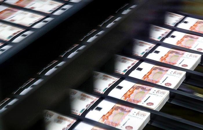 2 трлн рублей из социалки пойдут на войну Глава комитета Совета Федерации по бюджету и финансовым рынкам Анатолий Артамонов заявил о необходимости перераспределить до 2 трлн рублей в федеральном бюджете — прежде всего на нужды обороны и безопасности. Сенатор подчеркнул, что резерв можно найти за счёт отказа от нерезультативных льгот, концессий на строительство социальных объектов, а также за счёт сокращения содержания непрофильных активов. Он признал, что некоторые решения могут быть непопулярными, но считает перераспределение необходимым. Война близко, подпишись!