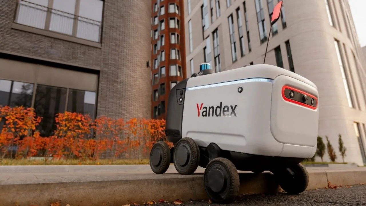 Собянин не исключил замены в Москве курьеров на велосипедах роботами доставщиками Я надеюсь что роверы доставщики еды продуктов товаров которые уже начали внедряться в Москве и успели обслужить десятки тысяч клиентов их сегодня 200 в этом году их будет уже 2 3 тысячи они реально начнут заменять тех курьеров которых мы видим на велосипедах заявил столичный мэр По его мнению массовое внедрение беспилотного транспорта произойдёт в мире через пять лет Накануне аналитики Совкомбанка сообщили что затраты на годовое содержание ровера оказались на 49 66 меньше чем расходы на оплату труда пеших курьеров в различных регионах По их расчетам содержание одного ровера составляет 295 000 руб в год Из этой суммы 58 приходится на замену комплектующих и ремонт 42 на зарплаты оператору и инженеру Зарплата курьерам людям в Москве и Санкт Петербурге составляет 878 000 руб в год в малом региональном городе 574 000 руб Подписаться на PRO transport