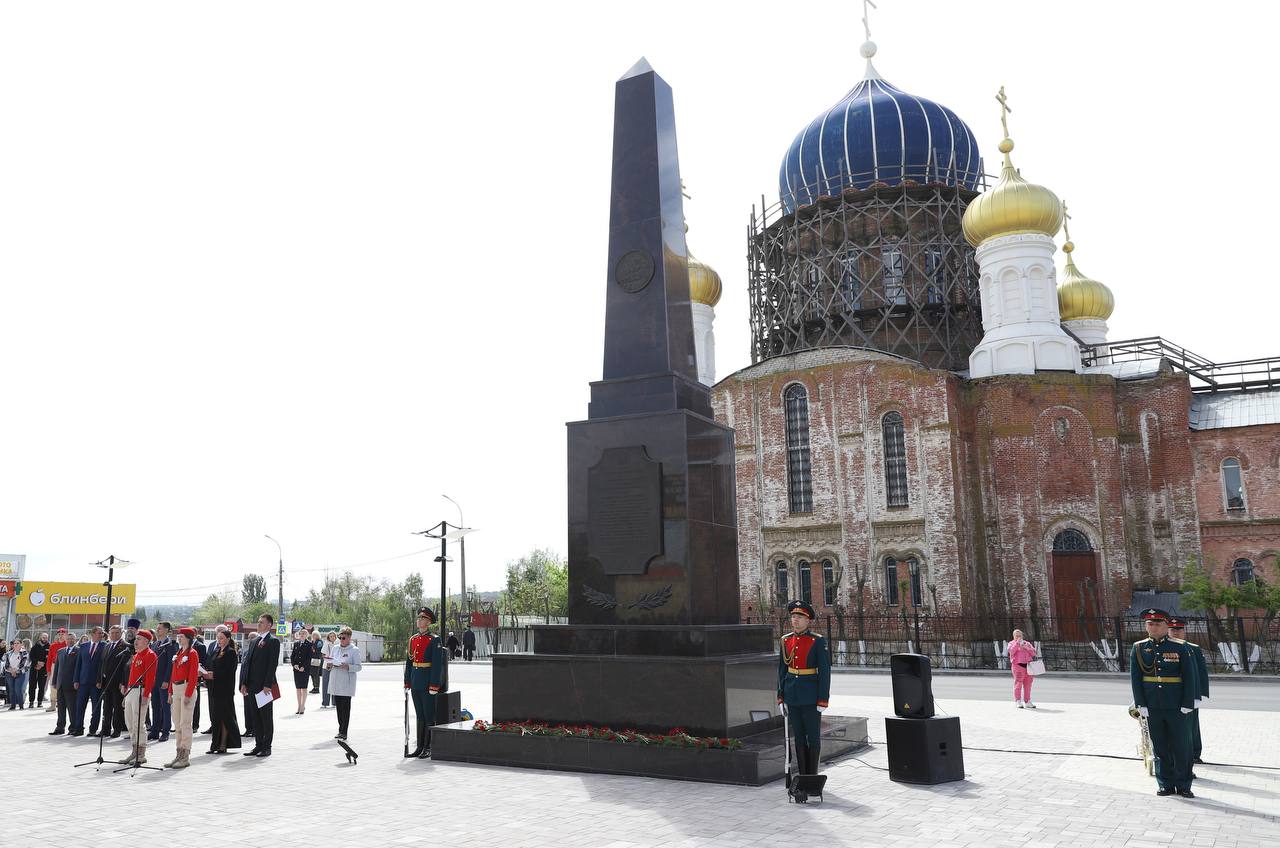 «Рубеж Сталинградской доблести»: в Городище открыли памятную стелу Рабочий поселок стал четвертым в регионе населенным пунктом, которому присвоено такое звание. Стела высотой 10 м украшена бронзовым знаком медали «За оборону Сталинграда» и табличкой с законом о присвоении почетного звания. Площадь, где установлен обелиск, обновили по проекту «Формирование комфортной городской среды»: уложили тротуарную плитку, смонтировали освещение, автополив, парковые объекты. Кстати Звание «Рубеж Сталинградской доблести» учреждено в 2023 году по инициативе ветеранов и при поддержке губернатора Волгоградской области Андрея Бочарова. Статус получают населенные пункты, где воины проявили массовый героизм в годы Великой Отечественной войны. Он уже присвоен городам Котельниково и Серафимович, станице Клетская, рабочему поселку Городище.