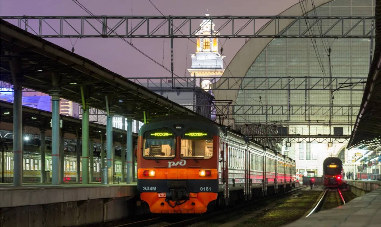 Пассажиры электрички из Москвы в Калужскую область остались ночевать в хостеле из за сломавшегося локомотива Вчера вечером жители региона столкнулись с неприятной ситуацией Последний поезд с Киевского вокзала до Малоярославца не отправился вовремя а вскоре по громкой связи было объявлено о его отмене из за технической неисправности Нас попросили освободить вагоны рассказывает ES каналу один из пассажиров По его словам пришлось искать ночлег в Москве а найти хостел после 23 часов оказалось настоящим квестом Как сообщили нам железнодорожники причиной отмены рейса стала просрочка технического обслуживания локомотива Оперативно заменить состав не удалось Наш канал в MAX