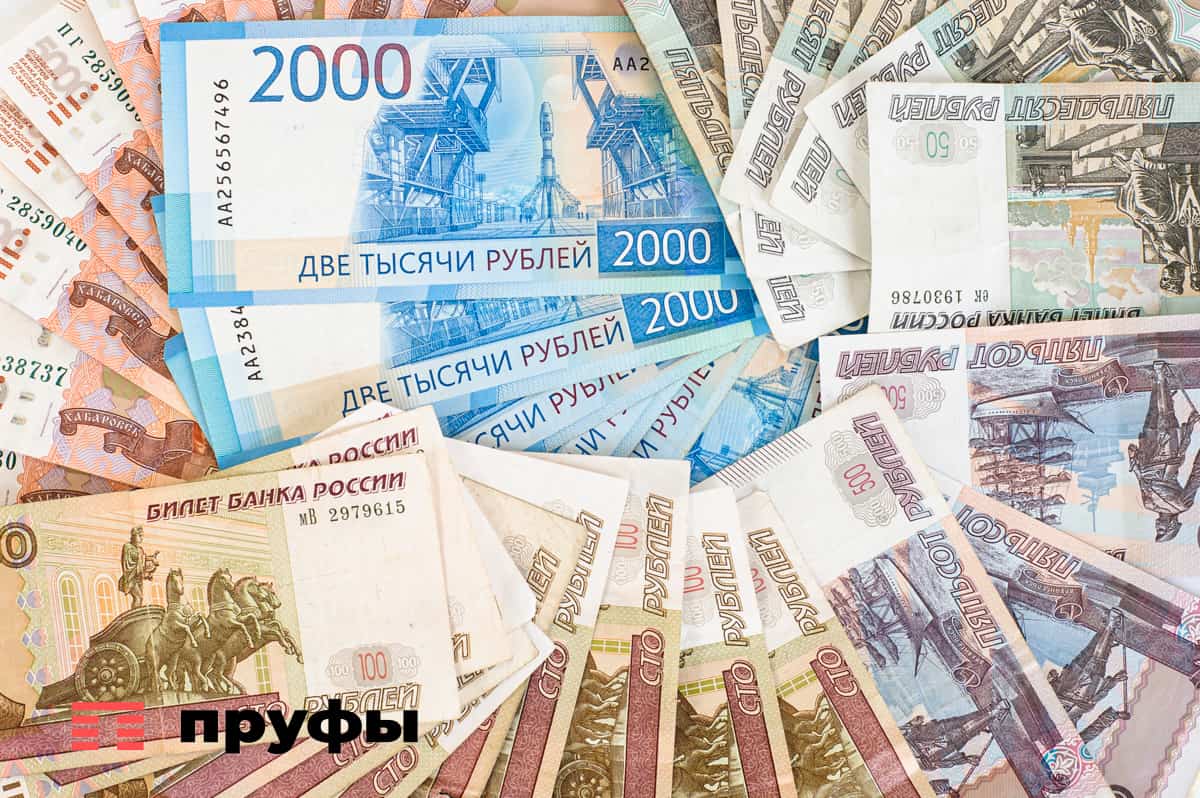 В 2025 году мошенники обманули татарстанцев на 5 6 млрд рублей дети стали новыми мишенями Например у одного ребёнка аферисты вытянули 38 миллионов Как сообщил сотрудник МВД республики Радис Усупов с мальчиком связались аферисты выдав себя за сотрудников правоохранительных органов Они несколько дней запугивали подростка утверждая что возбуждено уголовное дело и заставляли переводить деньги родительские деньги для проверки Таким же способом обманули девочку которая перевела 1 3 миллиона рублей из средств родителей По итогам 2025 года общий ущерб от мошенничеств в республике составил 5 млрд 644 млн рублей В течение года жертвами аферистов стали 131 несовершеннолетний республики  Обратная связь  Подписаться  Подписаться в MАХ