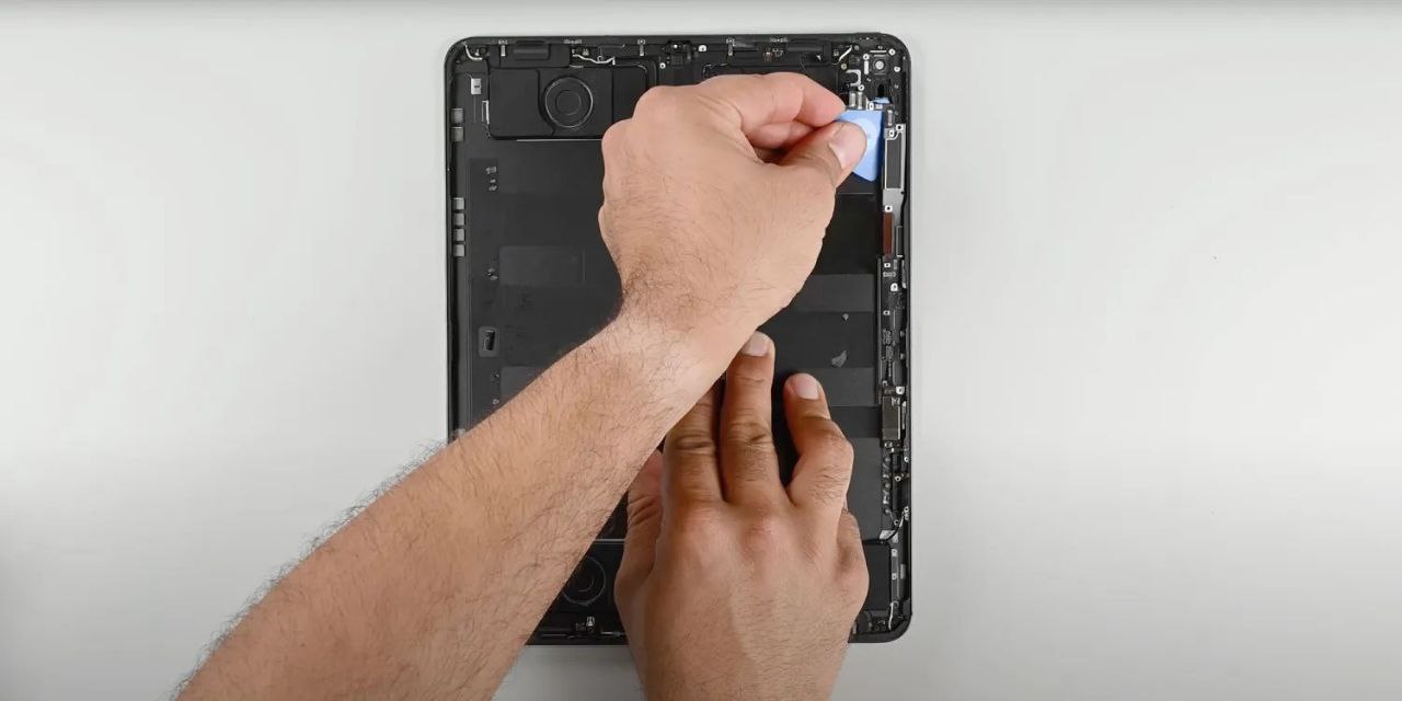 Apple же надо зарабатывать деньги: самостоятельный ремонт iPad может обойтись дороже, чем новый Apple расширила программу самостоятельного ремонта, добавив новые модели iPad, среди которых iPad Pro M4, iPad Air M2 и даже iPad mini на чипе A17 Pro. Пользователи получили доступ к официальным мануалам и запчастям, но вот проблема: цены на эти запчасти настолько высокие, что чинить планшет попросту невыгодно. Например, тачскрин стоит около $200, полноценный экран — до $749, а батарея — под $250. Очевидно, что Apple специально завышает цены, чтобы подталкивать пользователей к покупке новых устройств, а не к ремонту. Формально право на ремонт вроде бы есть, но по факту — оно становится бессмысленным.