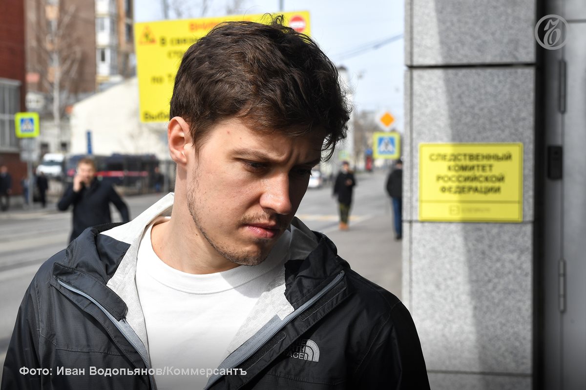 Главред Важных историй объявлено иноагентом и признано нежелательной организацией Роман Анин иноагент лишен российского гражданства по делу о распространении заведомо ложной информации о Вооруженных силах РФ сообщили журналистам в пресс службе УМВД России по Ярославской области После рассмотрения материалов собранных сотрудниками управления по вопросам миграции УМВД России по Ярославской области на основании подпункта а пункта 2 части 1 статьи 22 федерального закона от 28 04 2023 138 ФЗ О гражданстве Российской Федерации прекращено гражданство Российской Федерации приобретенное ранее гражданину 1986 г р В правоохранительных органах ТАСС уточнили что речь идет именно о господине Анине который в 2006 году был принят в гражданство Российской Федерации До 2024 года он был зарегистрирован на территории Дзержинского района Ярославля Подписывайтесь на Ъ Оставляйте бусты