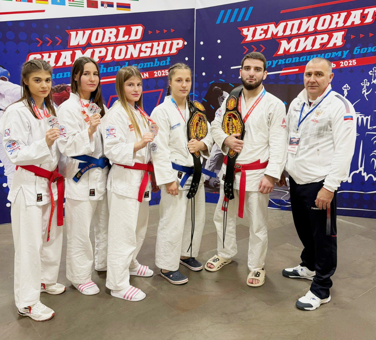 Анапчане триумфально выступили на Чемпионате мира по рукопашному бою Международные соревнования собрали 200 сильнейших спортсменов из 22 стран В состав сборной России вошли 5 анапчан которые достойно защитили честь города курорта Чемпионами в своих весовых категориях стали Мансур Гурманаев и Ксения Румянцева Серебряные награды завоевали Коч Фатма Мария Хилмиевна и Карина Хачатурян Бронзу в копилку нашей сборной принесла Коч Севал Ольга Хилмиевна Поздравляем спортсменов и их тренера Александра Таловского с выдающимся результатом Желаем новых побед Мы в Мах