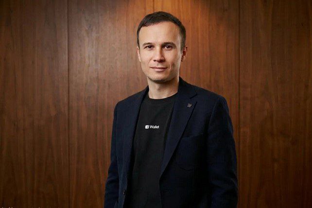 Диёрбек Мухаммедов назначен региональным менеджером Wallet в Узбекистане Сервис Wallet в Telegram назначил региональным менеджером по Узбекистану Диёрбека Мухаммедова который сообщил об этом на своей странице в LinkedIn До присоединения к Wallet Мухаммедов работал в Uzcard где курировал развитие продуктов и международное сотрудничество включая запуск премиальной карты Sherdor а также занимался продвижением продуктов и бизнеса Visa в Узбекистане Я приступил к этой роли потому что верю что развитие экономики напрямую связано с доступностью и простотой финансовых услуг для населения Wallet обладает уникальной возможностью сделать это реальностью поскольку он нативно интегрирован в приложение 1 которым десятки миллионов жителей Узбекистана пользуются ежедневно Telegram отметил Мухаммедов На новой должности он будет отвечать за развитие сервиса и обеспечение его устойчивого присутствия в Узбекистане Среди ключевых задач масштабирование продукта и бренда с учётом специфики местного рынка рост пользовательской базы а также формирование партнёрских связей с финансовыми институтами платежными и финтех компаниями регуляторами и локальными партнёрами Мухаммедов также будет курировать распределение ресурсов операционную эффективность и долгосрочную устойчивость бизнеса в стране Это только начало в скором времени появится много новых функций и местных вариантов использования Wallet Жду с нетерпением возможности строить партнёрства и вместе развивать экосистему добавил он Криптокошельки Wallet в Telegram официально начали работу в Узбекистане в декабре 2025 года Через платформу можно покупать и продавать Bitcoin Toncoin USDT и более 200 других популярных криптовалют с использованием местных платёжных систем Сервис работает по лицензии Национального агентства перспективных проектов и обеспечивает идентификацию пользователей а также защиту данных создавая безопасную и прозрачную среду для пользователей и партнёров ТГ канал uzbekfintech