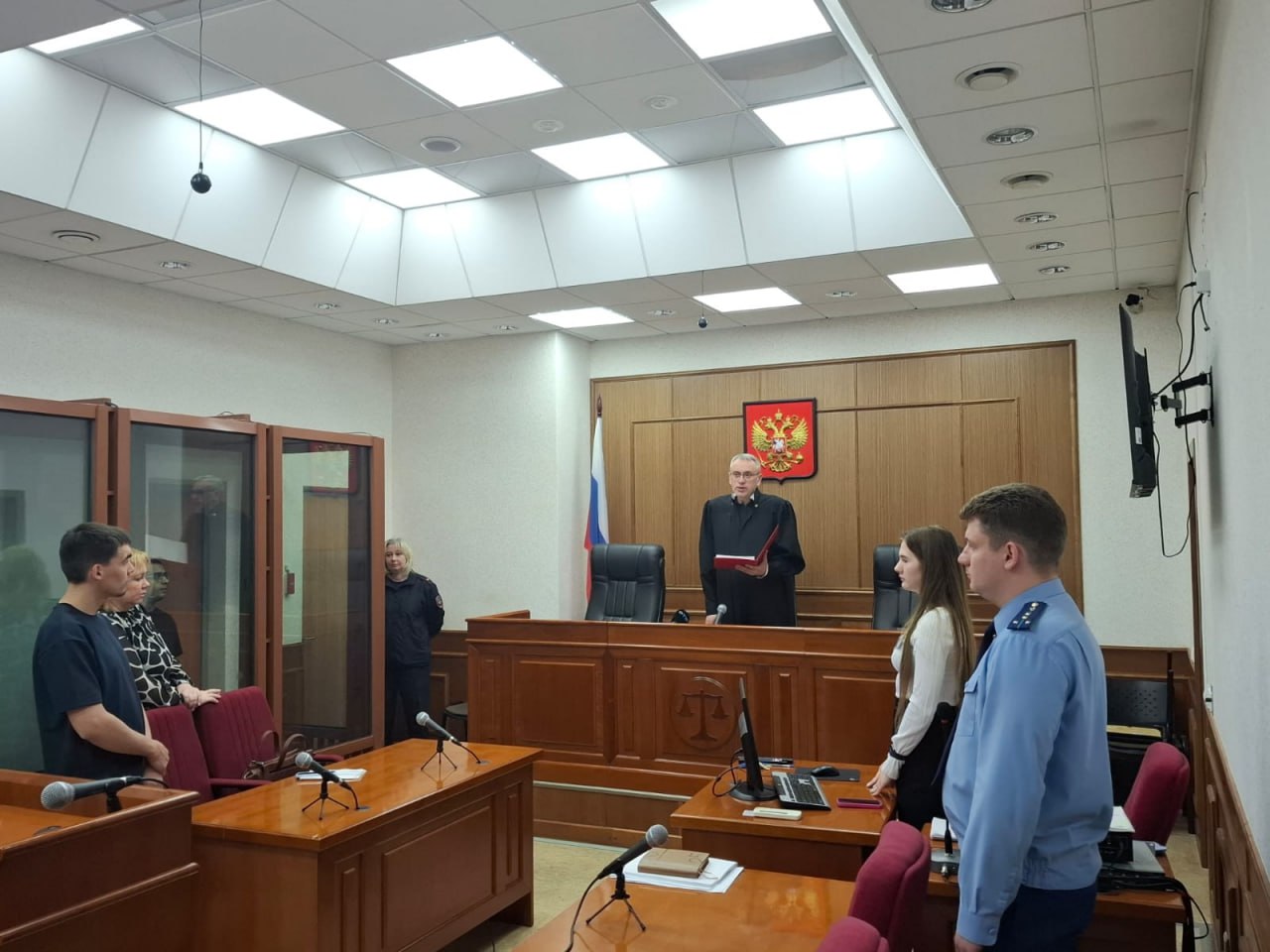 В Екатеринбурге вынесли приговор 22-летнему студенту-медику из Йемена, который шлепал незнакомок по попам. Жертвами Каида Рами Салеха Яхьи стали десять девушек, одной из которых не было и 14 лет. По решению суда, ближайшие шесть лет он проведет в колонии строгого режима. Также на семь лет его лишили права заниматься деятельностью, связанной с воспитанием и обучением детей. Судебное разбирательство проходило в закрытом режиме. : Свердловский областной суд