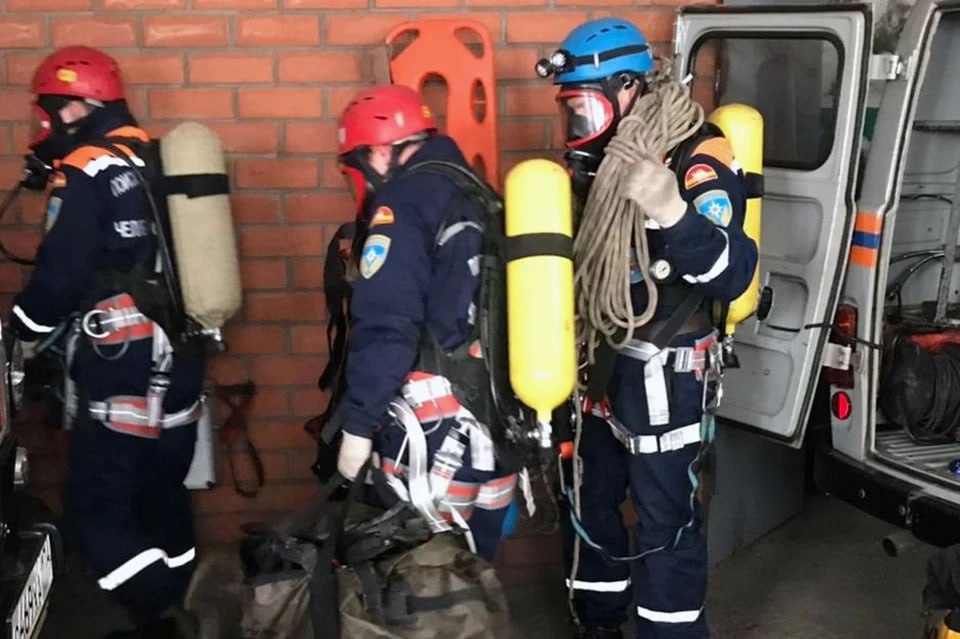 В Магнитогорске двоих мужчин спасли из ямы с ядовитыми парами Инцидент произошел возле частного дома Мужчина спустился в яму пятиметровой глубины и стал там грунтовать стены Он быстро надышался ядовитыми парами строительной смеси и потерял сознание Жена горе ремонтника принялась звать на помощь Проходивший мимо сосед спустился за мужчиной в яму но тоже вдохнул вредные пары и лишился чувств Тогда женщина принялась звонить в экстренные службы Спасатели с альпинистским снаряжением спустились в яму и надели дыхательные аппараты на обоих пострадавших От притока чистого воздуха мужчины очнулись Их вытащили на поверхность и передали медикам Подписаться на chelkp