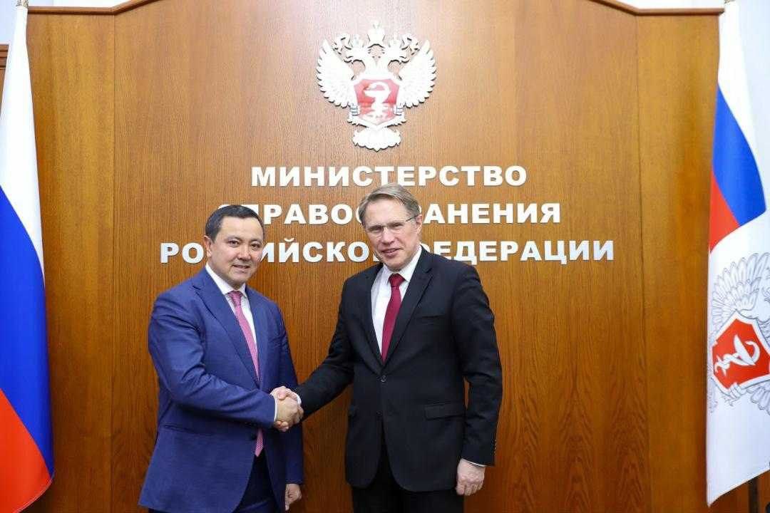 Итоги переговоров глав минздравов Кыргызстана и России Обсудили дальнейшее выделение квот кыргызстанцам на лечение в России в том числе на получение высокотехнологичной медпомощи Рассмотрели вопросы стажировок и программ повышения квалификации для врачей в ведущих российских медицинских и научных центрах К 2030 году при поддержке российской стороны планируется создать центр ядерной медицины