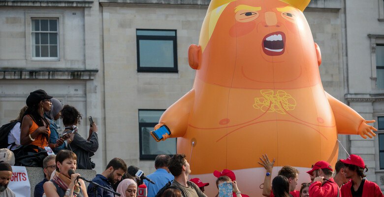 Заочная вражда президент США снова раскритиковал мэра Лондона В начале этой недели президент США Дональд Трамп дал интервью изданию Politico Американский лидер сделал ряд резких заявлений например о том что Европа разрушается на фоне роста военных расходов и финансирования Украины а также что ее может погубить мягкая миграционная политика Трамп не обошел стороной и мэра Лондона Садика Хана Он ужасный мэр Он некомпетентный мэр но кроме того он ужасный злобный отвратительный мэр Я считаю что он проделал ужасную работу заявил президент В среду 10 декабря в поддержку Садика Хана высказались представители британского правительства Министр культуры СМИ и спорта Лиза Нэнди заявила что американский лидер неправ Представитель премьер министра Кира Стармера отметил следующее Эти комментарии неверны Мэр Лондона отлично справляется со своей работой Премьер министр очень гордится достижениями мэра и тем что может называть его коллегой и другом Это не первый конфликт между двумя политиками В 2019 году Садик Хан заявил что американский лидер использует тот же язык для сплочения сторонников что и фашисты XX века а Трамп назвал Хана закоренелым неудачником В 2018 году мэр Лондона разрешил антитрамповским активистам запустить в небо у здания парламента воздушный шар изображающий президента США в виде младенца в подгузнике