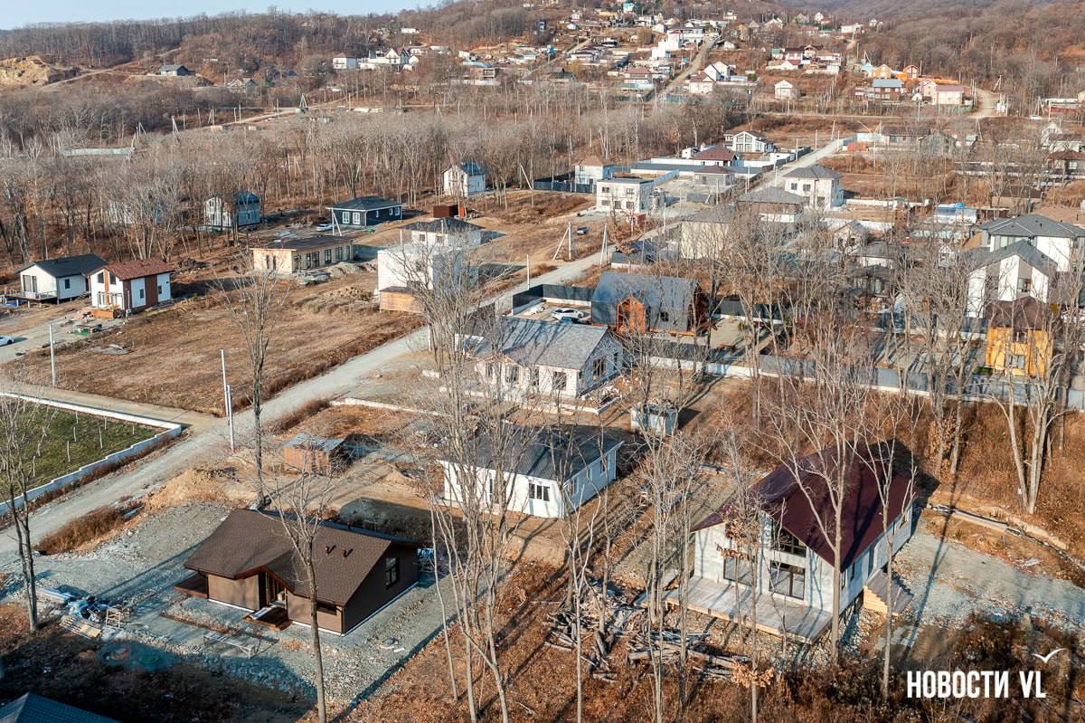 Прокуратура требует вернуть землю в Соловей Ключе под удар попал целый посёлок В престижном СНТ Дубовая роща под Владивостоком разгорелся скандал прокуратура подала иск против сотни владельцев участков Проверка выявила что земля была оформлена незаконно участок площадью почти 20 гектаров выделенный под фермерство ещё в 1992 году переехал на 24 километра и превратился в коттеджный посёлок С 2021 года здесь построено десятки домов многие куплены в ипотеку Прокуратура требует аннулировать сделки исключить участки из ЕГРН и вернуть часть земель муниципалитету оценив ущерб в 50 миллионов рублей Главные фигуранты дела Шукшин и Зацаринный уже находятся в СИЗО по другому делу о мошенничестве с землёй Владельцы называющие себя добросовестными покупателями готовятся к долгой судебной борьбе Источник newsvlru Реклама Подписывайтесь на NEWSVL