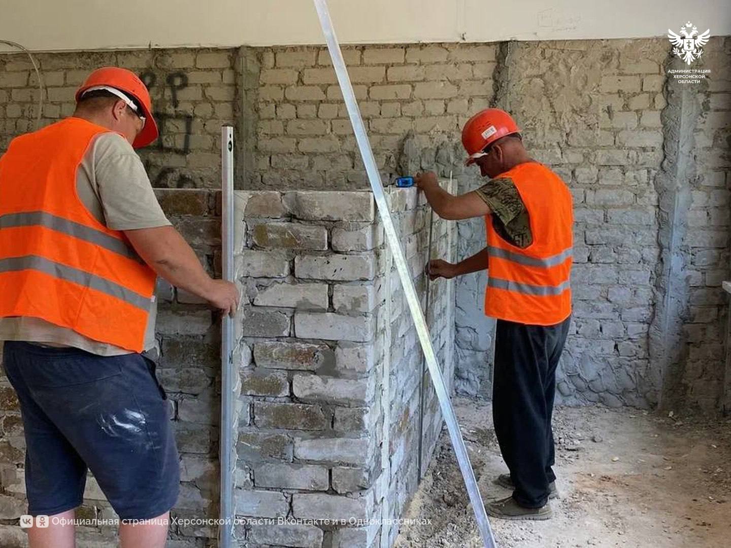 Завершен первый этап ремонта Красненского детского сада В Херсонской области в селе Красное Скадовского округа завершены демонтажные работы в рамках первого этапа ремонта детского сада по проекту «Новая школа» партии «Единая Россия». Местный детский сад, который обслуживает более 40 воспитанников, ждал обновления с 1980-х годов. С увеличением числа детей в селе Красное, где проживают более 1700 человек, возникла острая необходимость в капитальном ремонте. Старое здание было закрыто, а новое давно нуждалось в улучшениях. «Каждый социальный объект который ремонтируется в регионе – под особым контролем и на каждом этапе ремонта – от проектирования до окончания работ, присутствуют депутаты, как областные, так и муниципальные – это помогает избежать промедлений на объектах и недопониманий с подрядчиками», — поделился губернатор Херсонской области, секретарь регионального отделения «Единой России» Владимира Сальдо. В этом году детский сад был включен в программу «Новая школа», которая нацелена на благоустройство образовательных учреждений по всей стране. Под контролем Губернатора Херсонской области Владимира Сальдо и активистов партии «Единая Россия» продолжается мониторинг хода работ. Сайт ВК ОК #Администрация_Херсонская_область