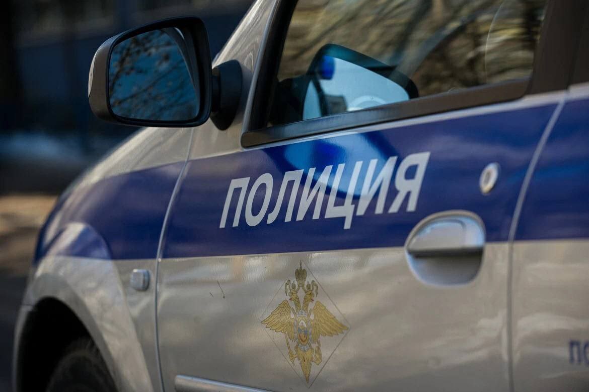 Саратовские полицейские раскрыли квартирную кражу  Жительница Кировского района обратилась в полицию по факту кражи. По словам 31-летней женщины, с 13 по 27 июня, неизвестный проник в квартиру на улице Аткарская и похитил имущество на сумму более 140 тысяч рублей. Среди похищенного: два золотых кольца, серьги, а также денежные средства в размере 16 тысяч рублей.    По данному факту возбуждено уголовное дело по признакам преступления, предусмотренного п. "в" ч. 2 ст. 158 УК РФ.   ‍ Сотрудники полиции задержали подозреваемого – им оказался ранее не имевший проблем с законом 23-летний житель Кировского района. Он признался в содеянном и пояснил, что потерпевшая - его знакомая, которая на время отъезда из города попросила последить за ее квартирой. Так как он нуждался в финансах, то решил забрать чужие вещи и таким образом разобраться с финансовыми проблемами. Похищенное горожанин продал неизвестному за 5 тысяч рублей, а вырученные деньги потратил на личные нужды.  В отношении него избрана мера пресечения в виде подписки о невыезде и надлежащем поведении.